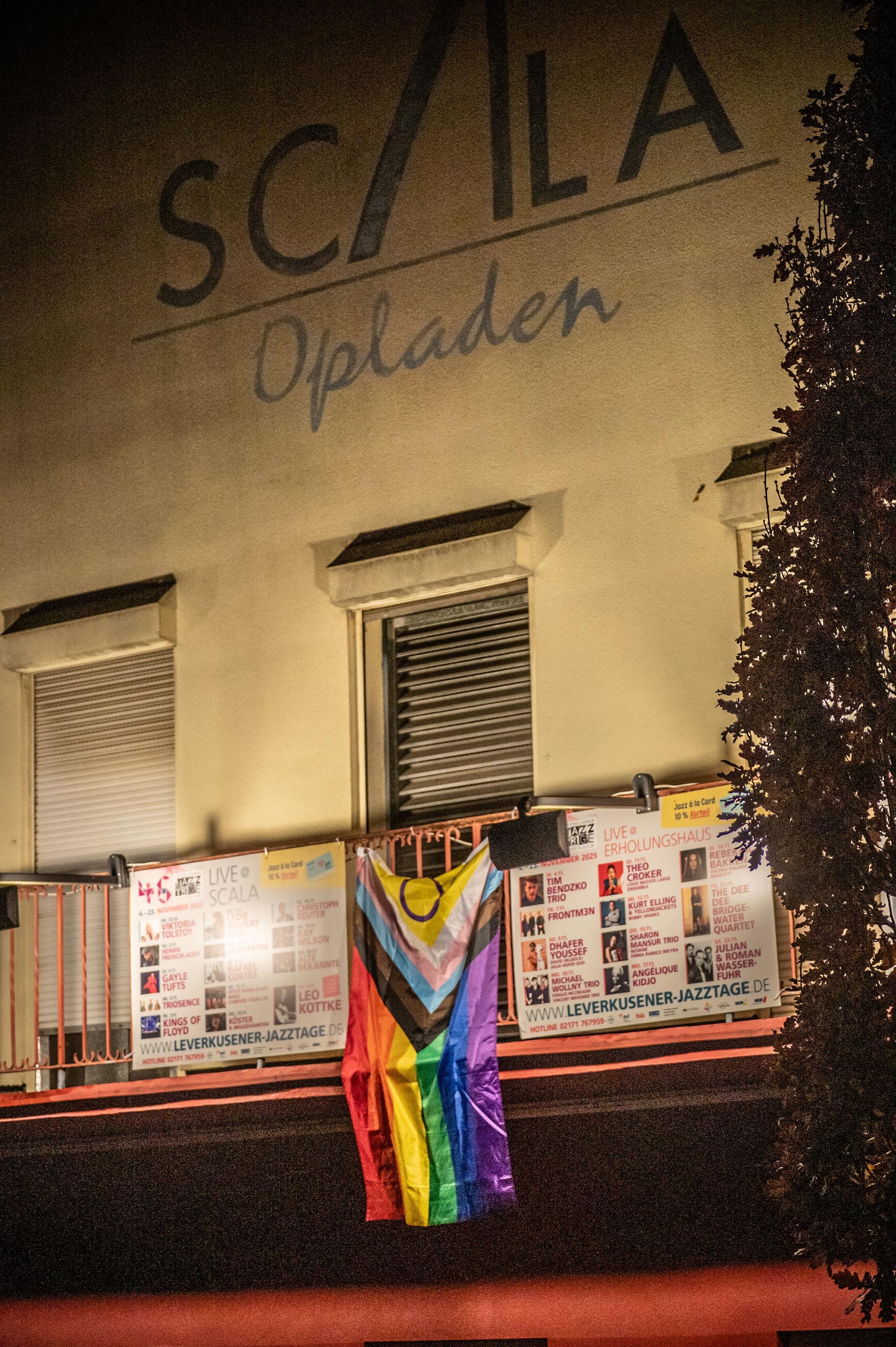 Protest der Omas gegen Rechts vor dem Scala, in dem der Schweizer Roger Köppel auftritt. Bild: Ralf Krieger