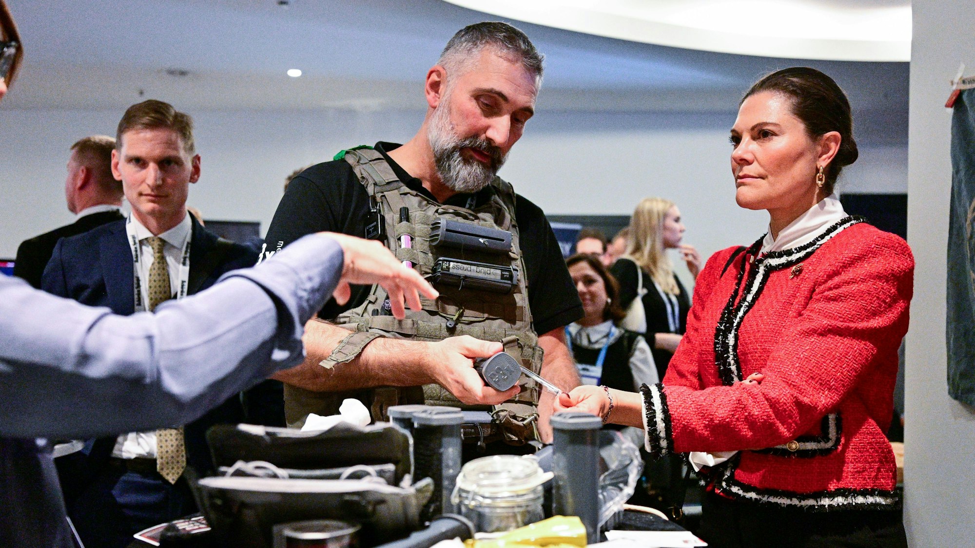 Kronprinzessin Victoria informiert sich bei der Sicherheitskonferenz über neue medizinische Versorgungssysteme des Start-ups Pragmedics.