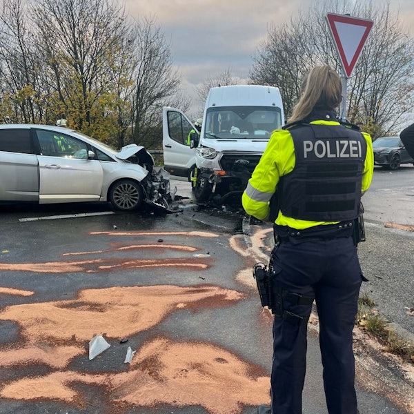 Ein Kleinbus und ein Auto sind auf einer Kreuzung zusammengestoßen.