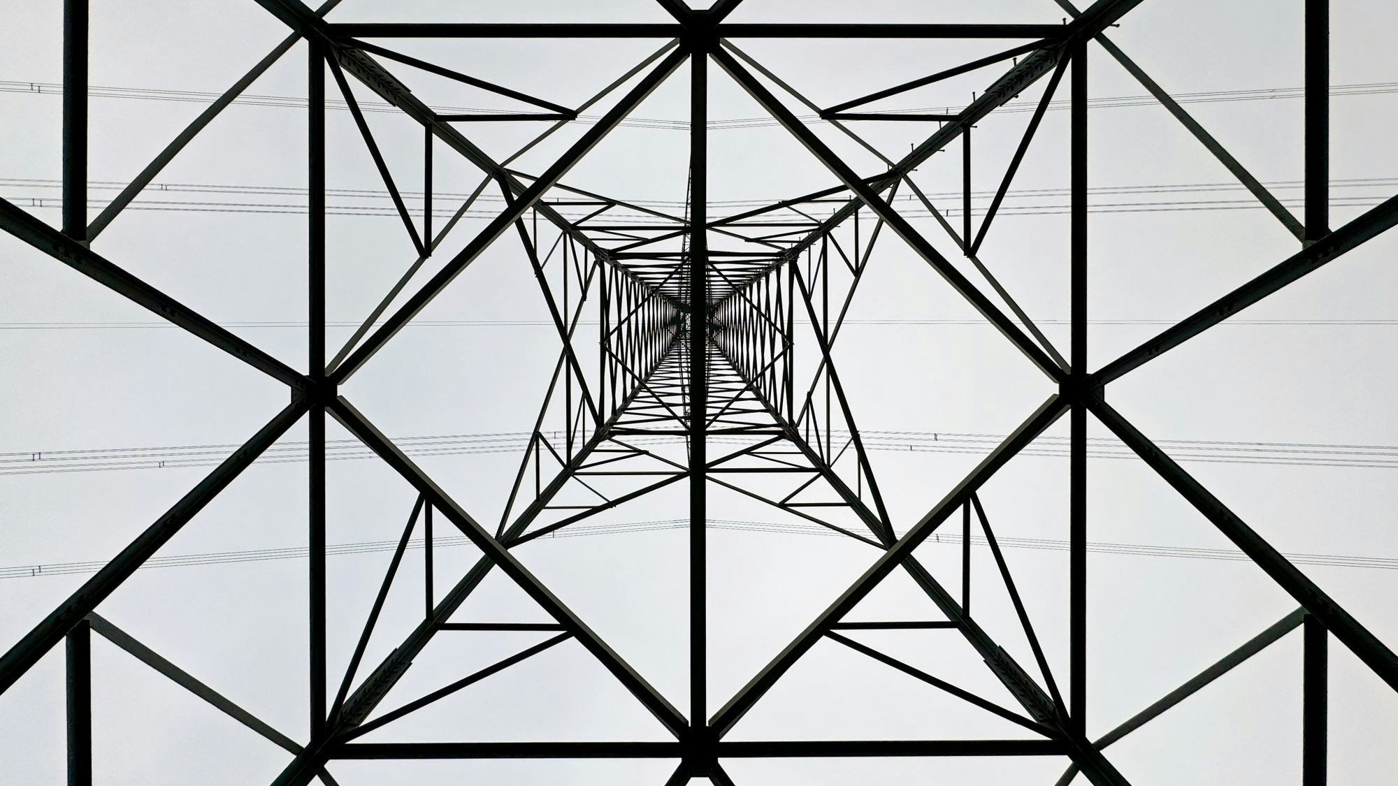 Ein Strommast aus der Froschperspektive aufgenommen.