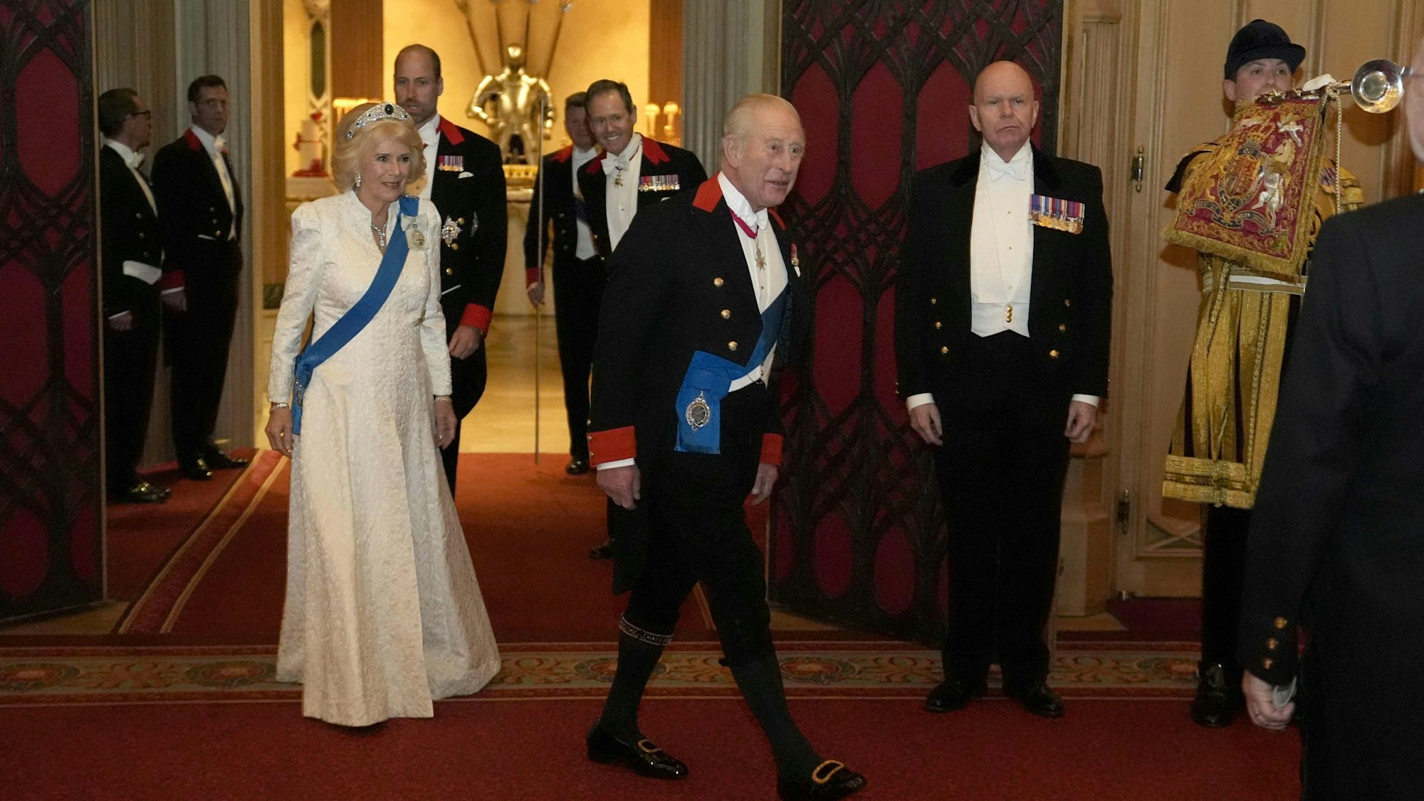 König Charles III. und Königin Camilla treffen zum Empfang für das Diplomatische Corps in Windsor Castle ein. Die traditionelle Veranstaltung findet erstmals seit 2001 wieder an diesem historischen Ort statt.