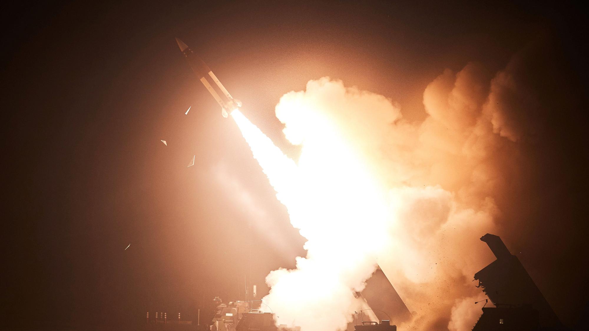 Eine Aufnahme der südkoreanischen Streitkräfte zeigt eine ATACMS-Rakete, die bei einer Übung abgefeuert wird. Die Ukraine hat die Raketen nun gegen Ziele tief in Russland eingesetzt. (Archivbild)