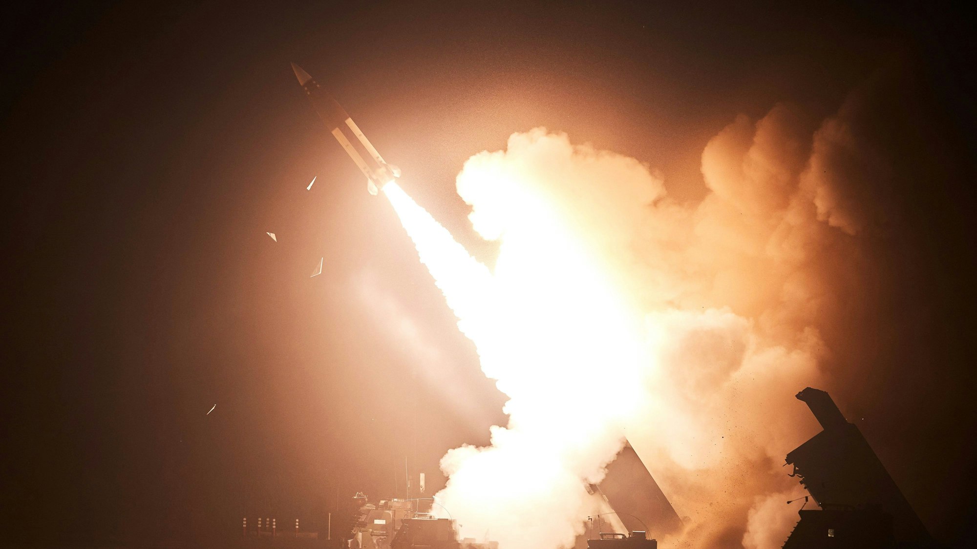 Eine Aufnahme der südkoreanischen Streitkräfte zeigt eine ATACMS-Rakete, die bei einer Übung abgefeuert wird. Die Ukraine hat die Raketen nun gegen Ziele tief in Russland eingesetzt. (Archivbild)