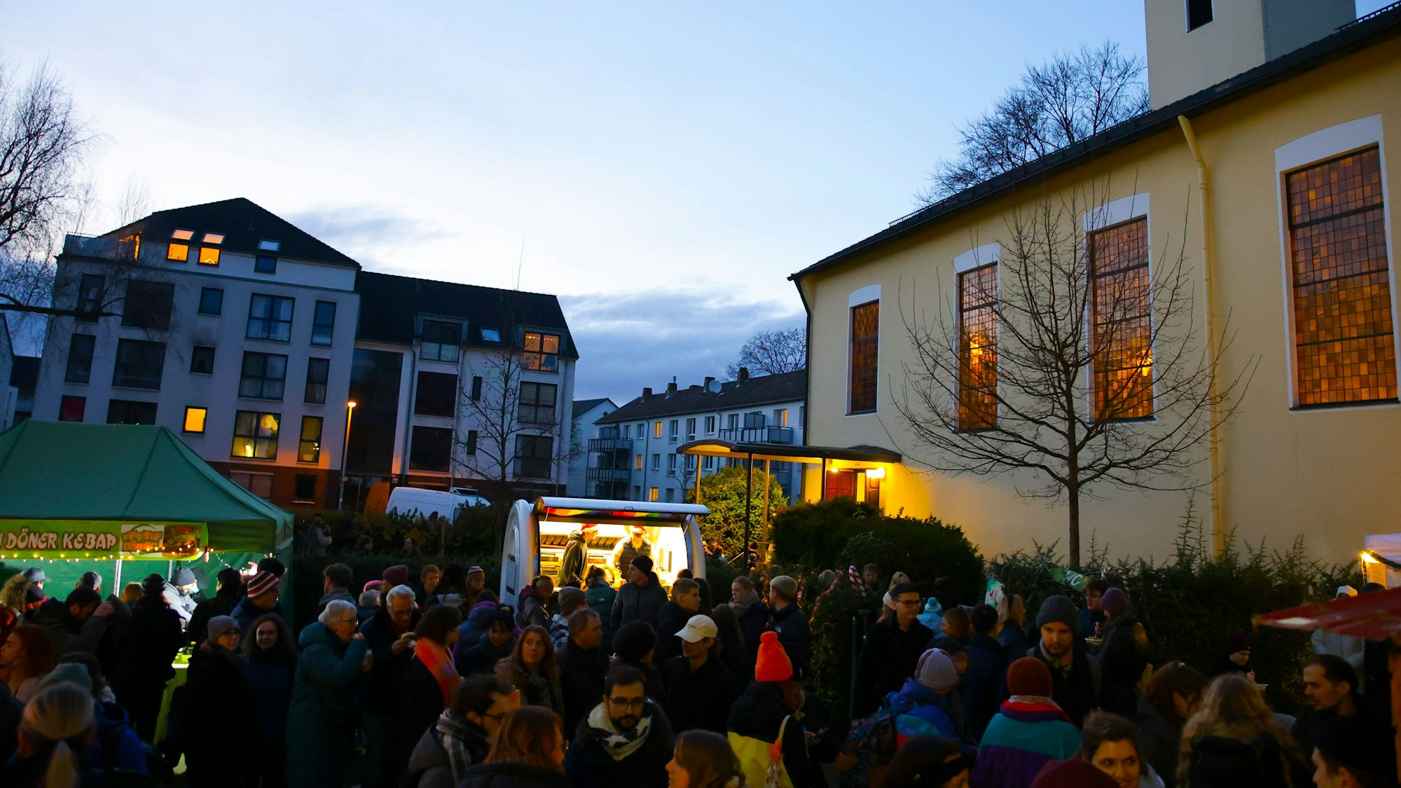 Besucher auf dem veganen Veihnachtsmarkt in Köln Kalk. (Archivbild)