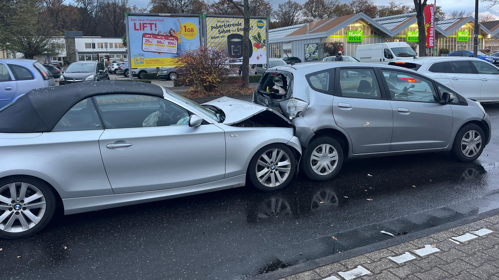 Bei einem Unfall auf der Alten Heerstraße sind eine 35 Jahre alte schwangere Frau und ihr vier Jahre altes Kind verletzt worden.