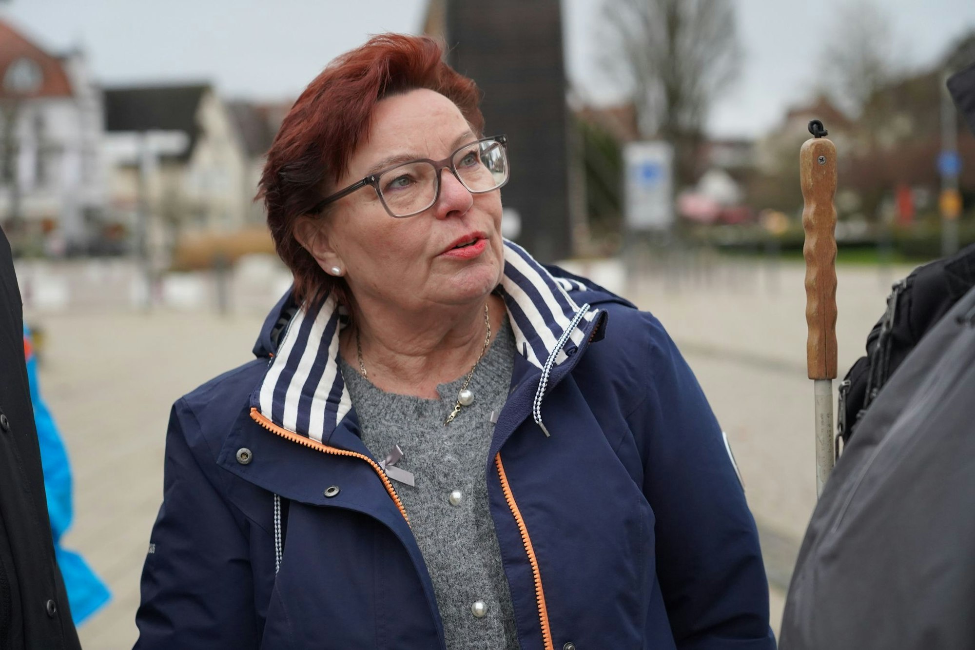 Die AfD-Politikerin Sabine Reinknecht vor der Ratssitzung.