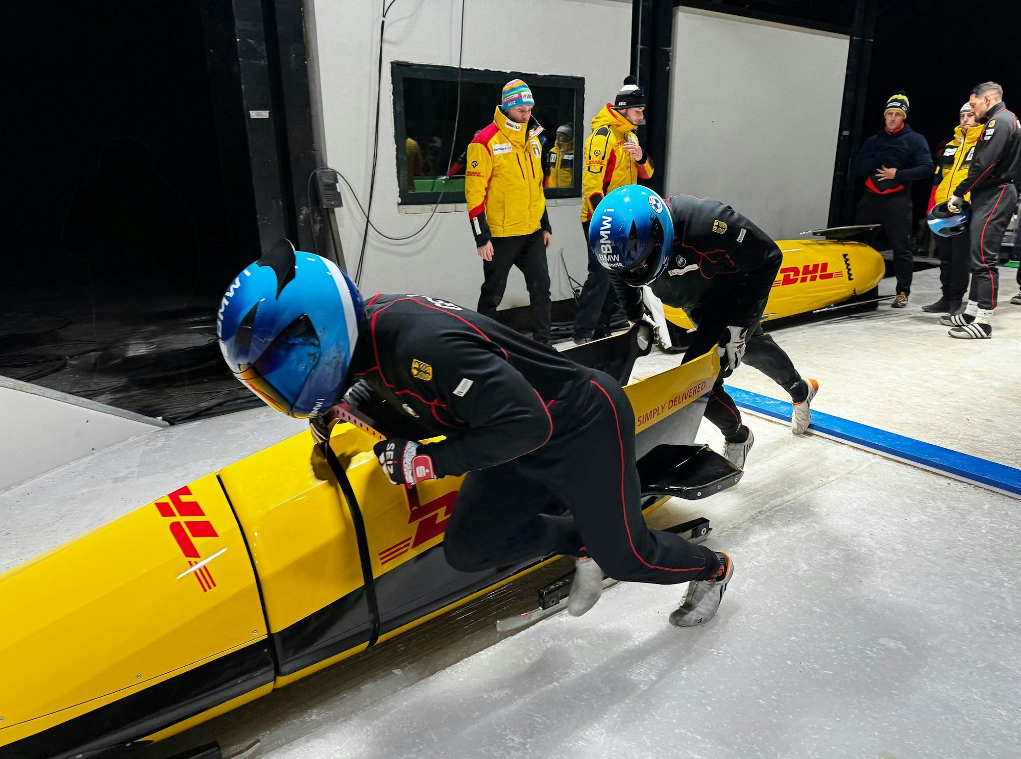 Francesco Friedrich (vorne) und Anschieber Alexander Schüller starten ihren Zweierbob auf der neu erbauten Olympia-Strecke im Eugenio Monti Sliding Centre. Am Wochenende ist der erste Weltcup. (Handout)