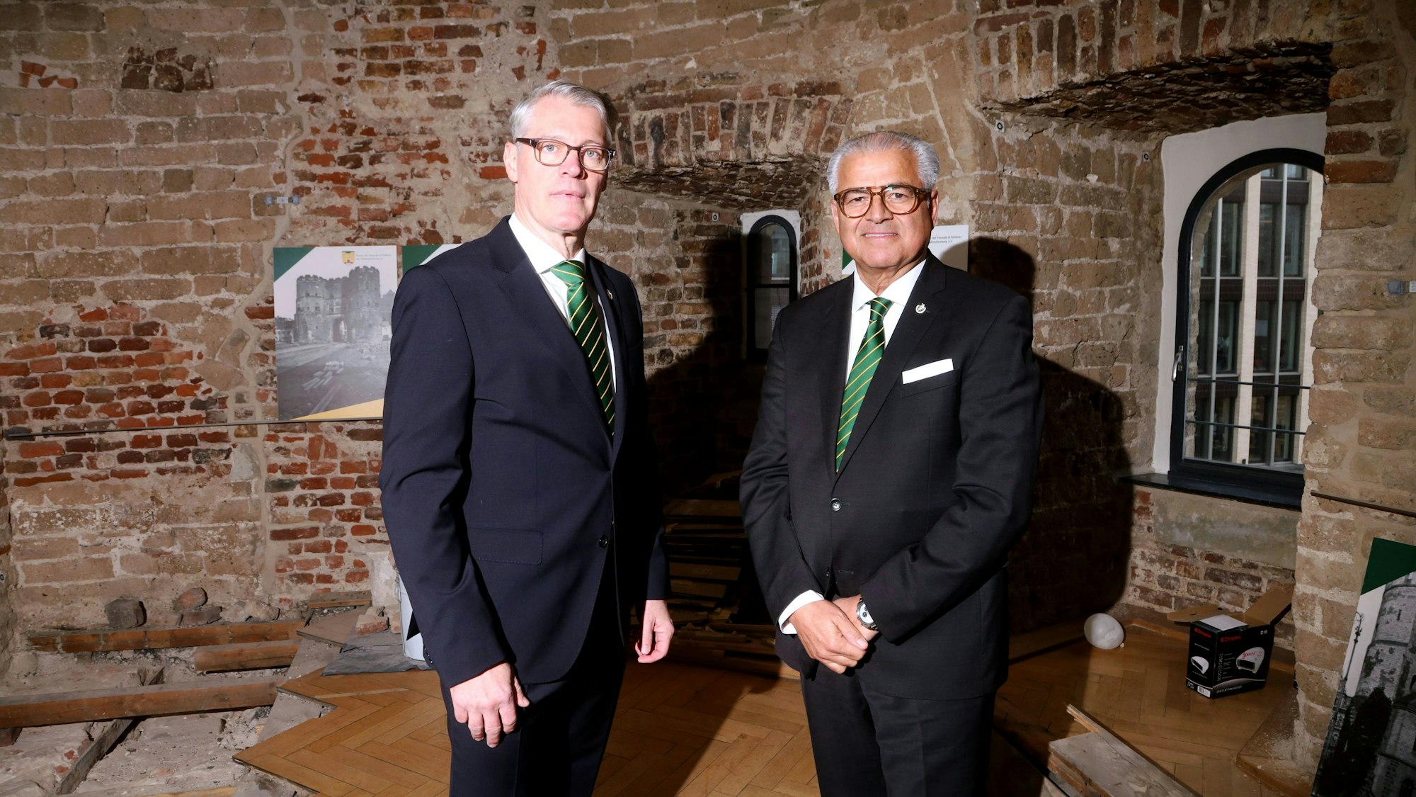 Kommandant Curt Rehfus (l.) und der Vorsitzende Hans-Georg Haumann von der Ehrengarde (v.l.) in der Hahnentorburg.