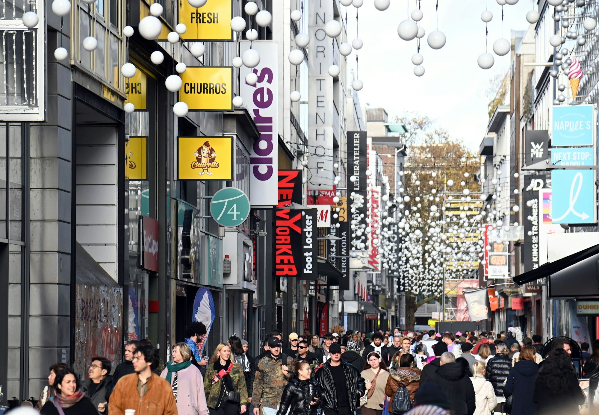 Die Hohe Straße gehört zu den meistfrequentierten Einkaufsstraßen Deutschlands.
