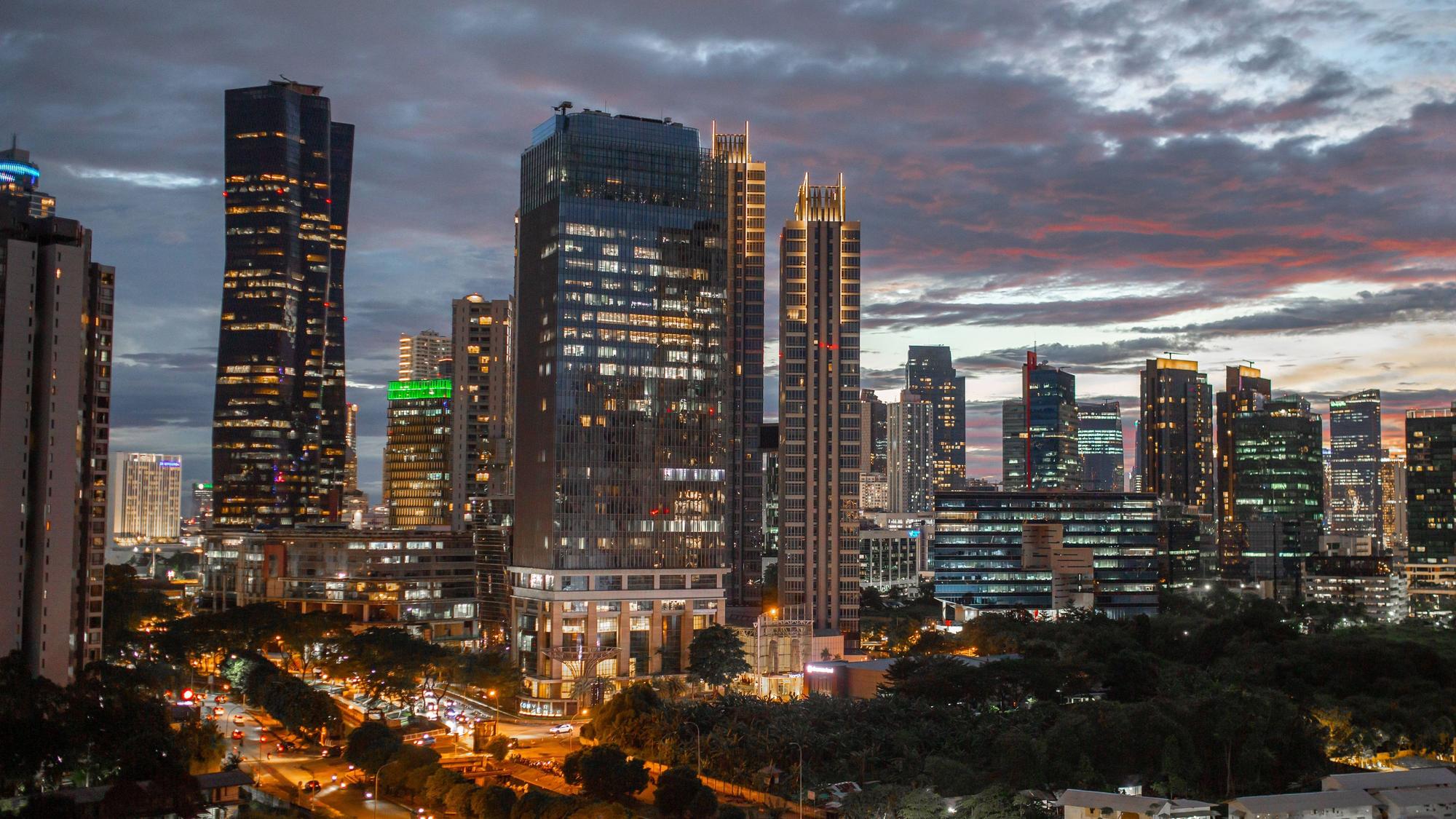 Jakarta in der Abenddämmerung.