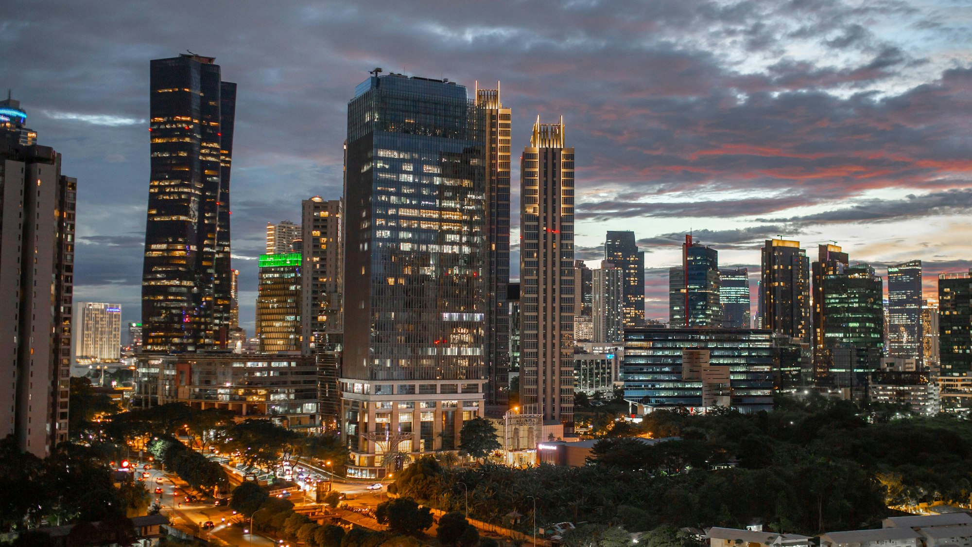 Jakarta in der Abenddämmerung.