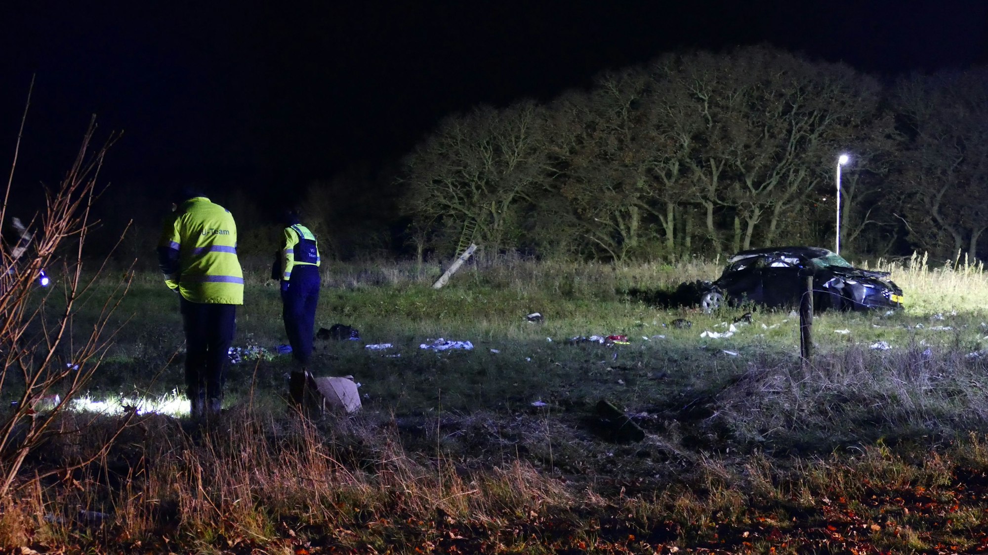 Polizistinnen und Polizisten untersuchen die Einsatzstelle in Swisttal.