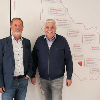 Zwei Herren vor einer Karte von Oberberg.