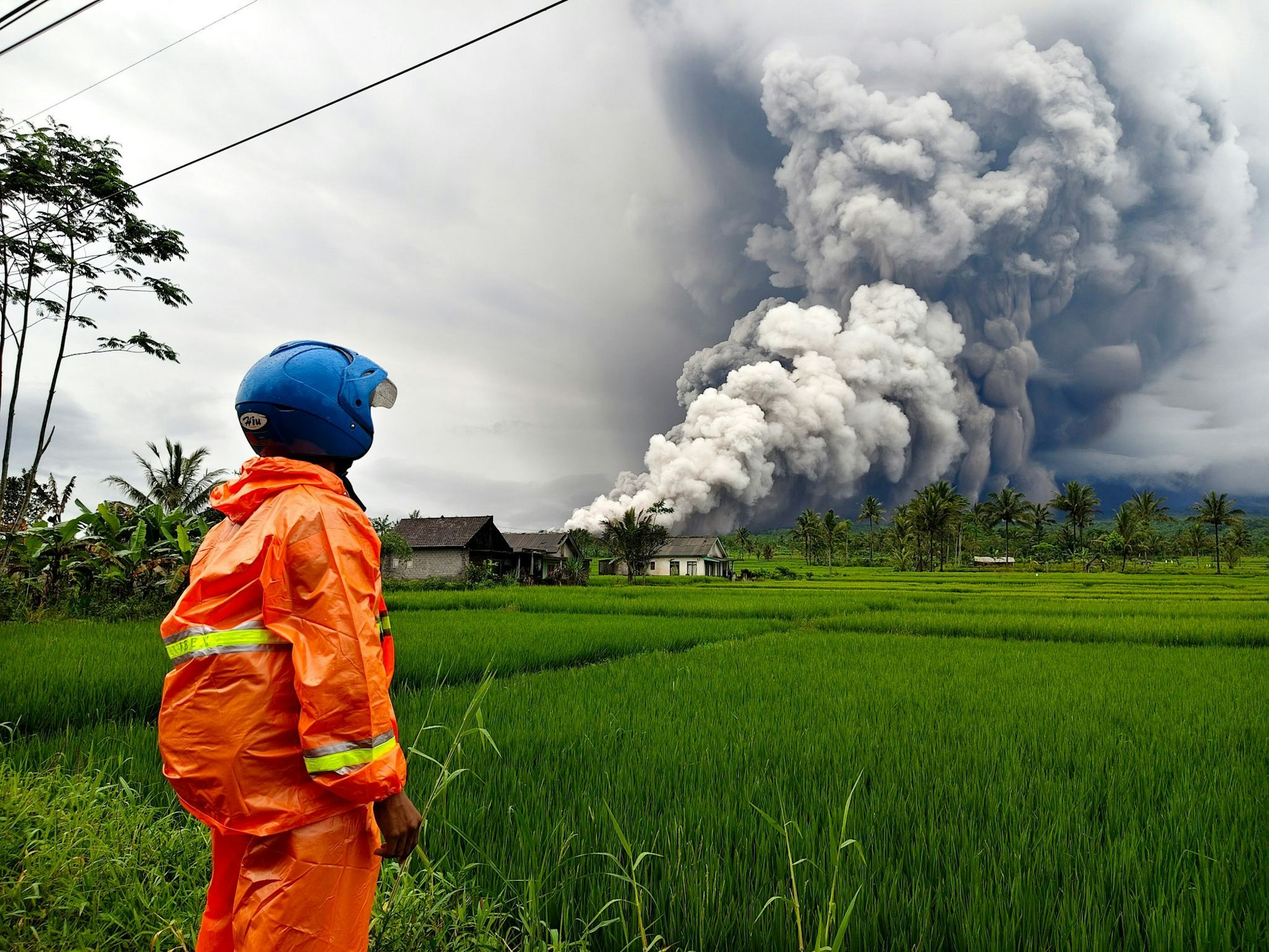 Die Aschesäule ist weithin zu sehen.