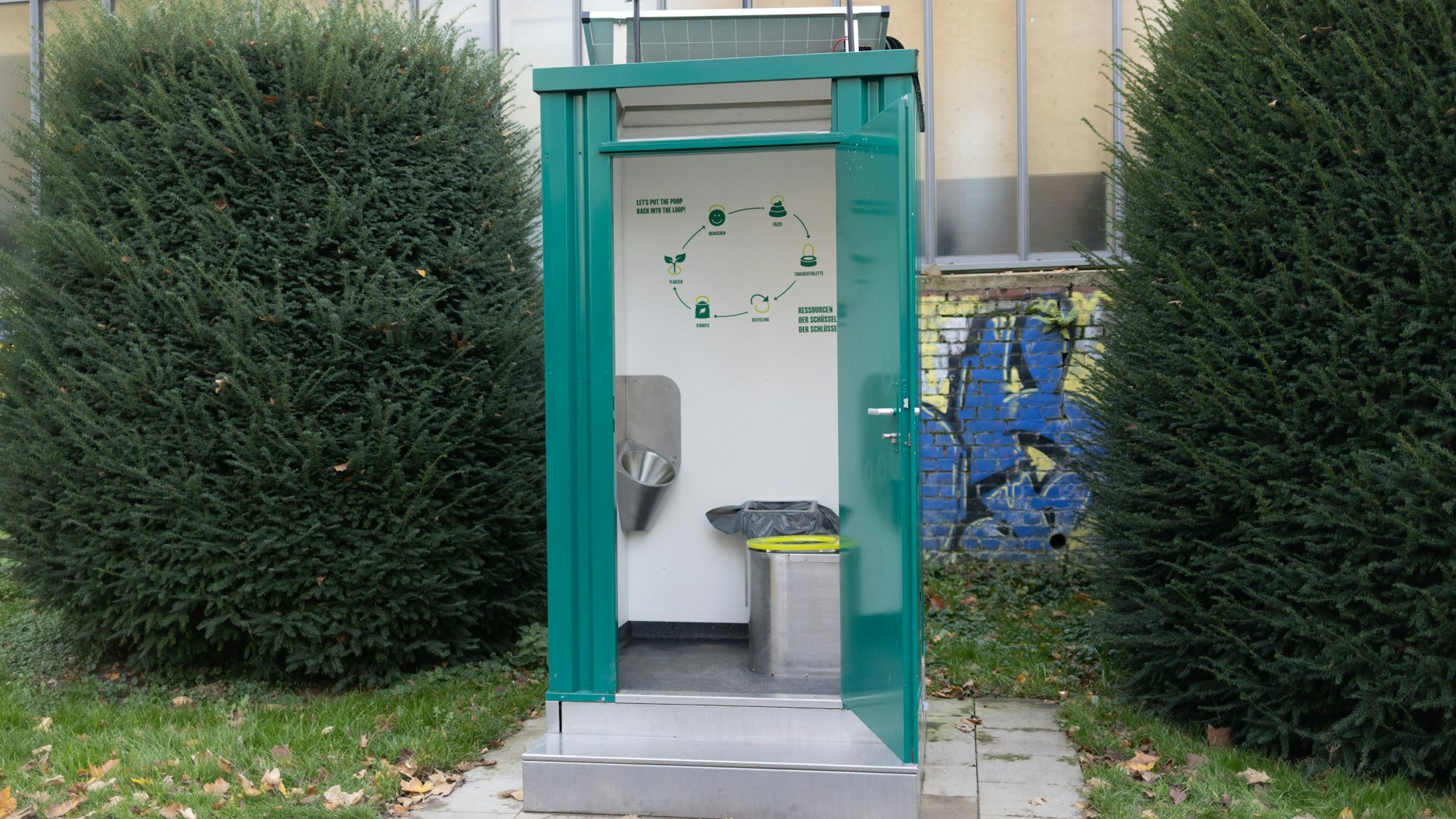 Eine grüne Trockentoilette.
