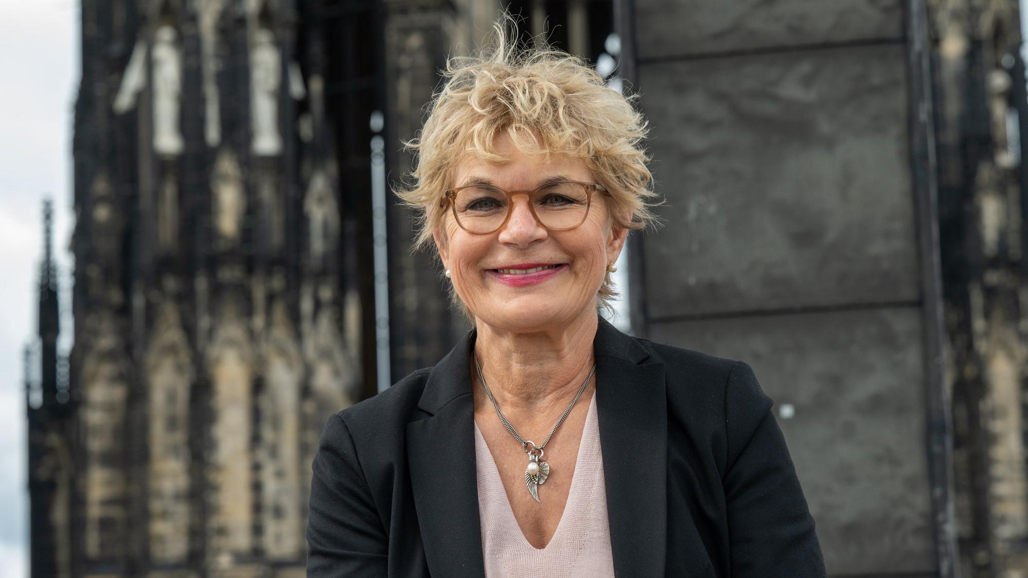Bestseller-Autorin Susanne Abel auf dem Vierungsturm des Doms.