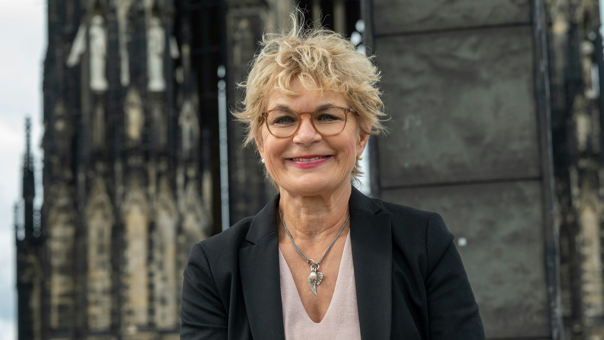 Bestseller-Autorin Susanne Abel auf dem Vierungsturm des Doms.