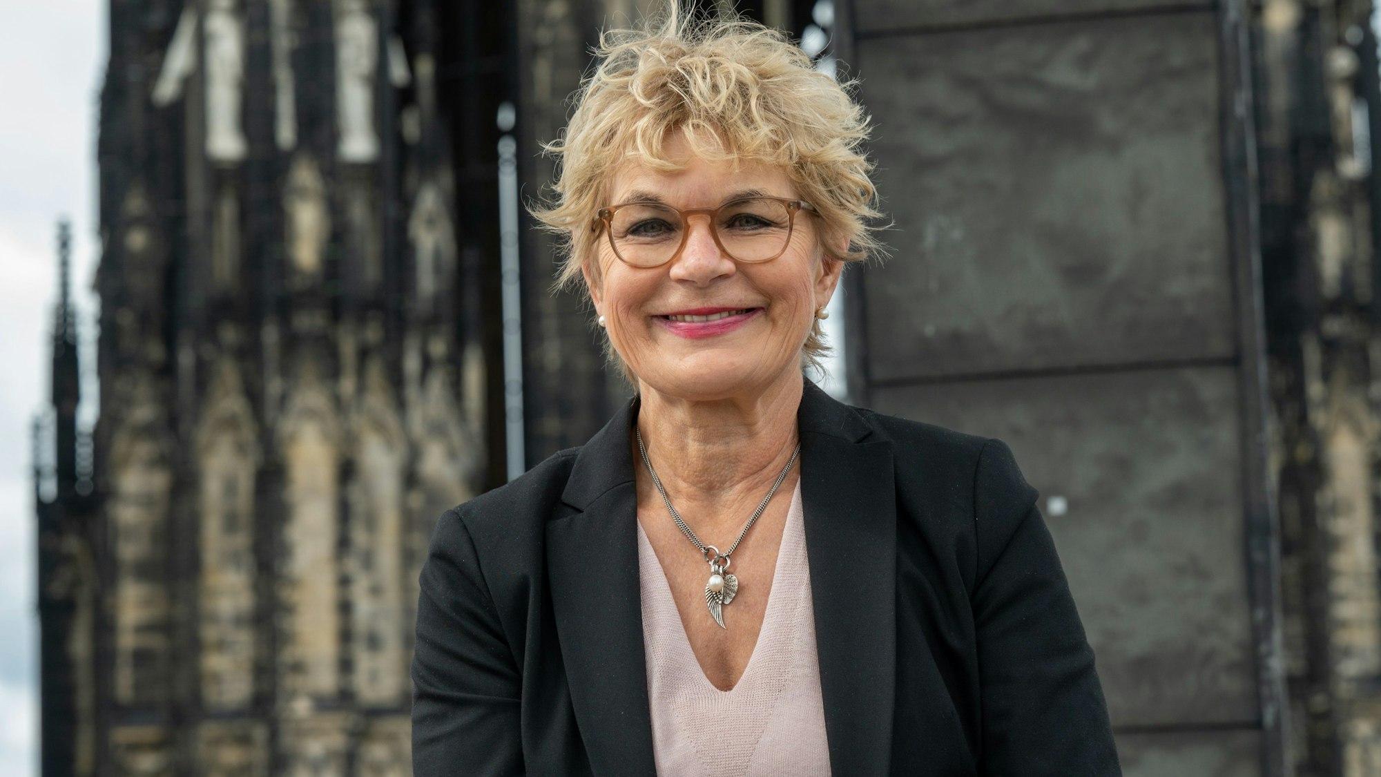 Bestseller-Autorin Susanne Abel auf dem Vierungsturm des Doms.