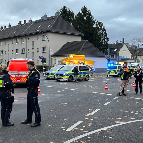 Während des SEK-Einsatzes in Neuehrenfeld sperrte die Polizei am Dienstag (18.11) für vier Stunden die Äußere Kanalstraße.