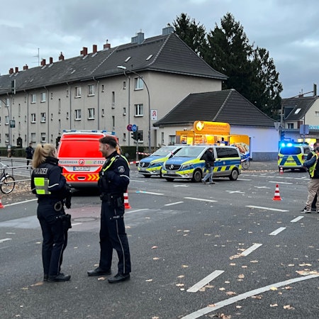 Während des SEK-Einsatzes in Neuehrenfeld sperrte die Polizei am Dienstag (18.11) für vier Stunden die Äußere Kanalstraße.