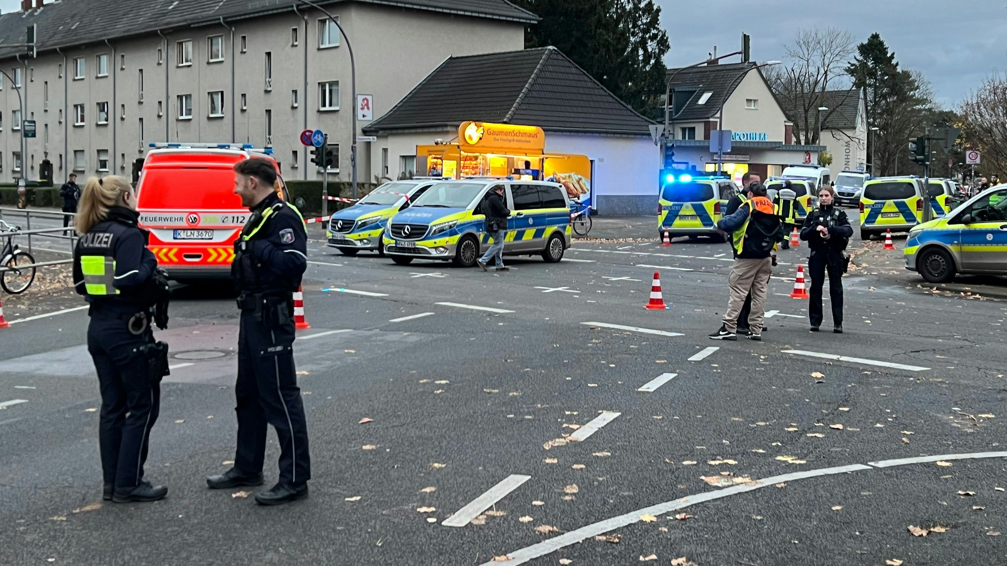 Während des SEK-Einsatzes in Neuehrenfeld sperrte die Polizei am Dienstag (18.11) für vier Stunden die Äußere Kanalstraße.