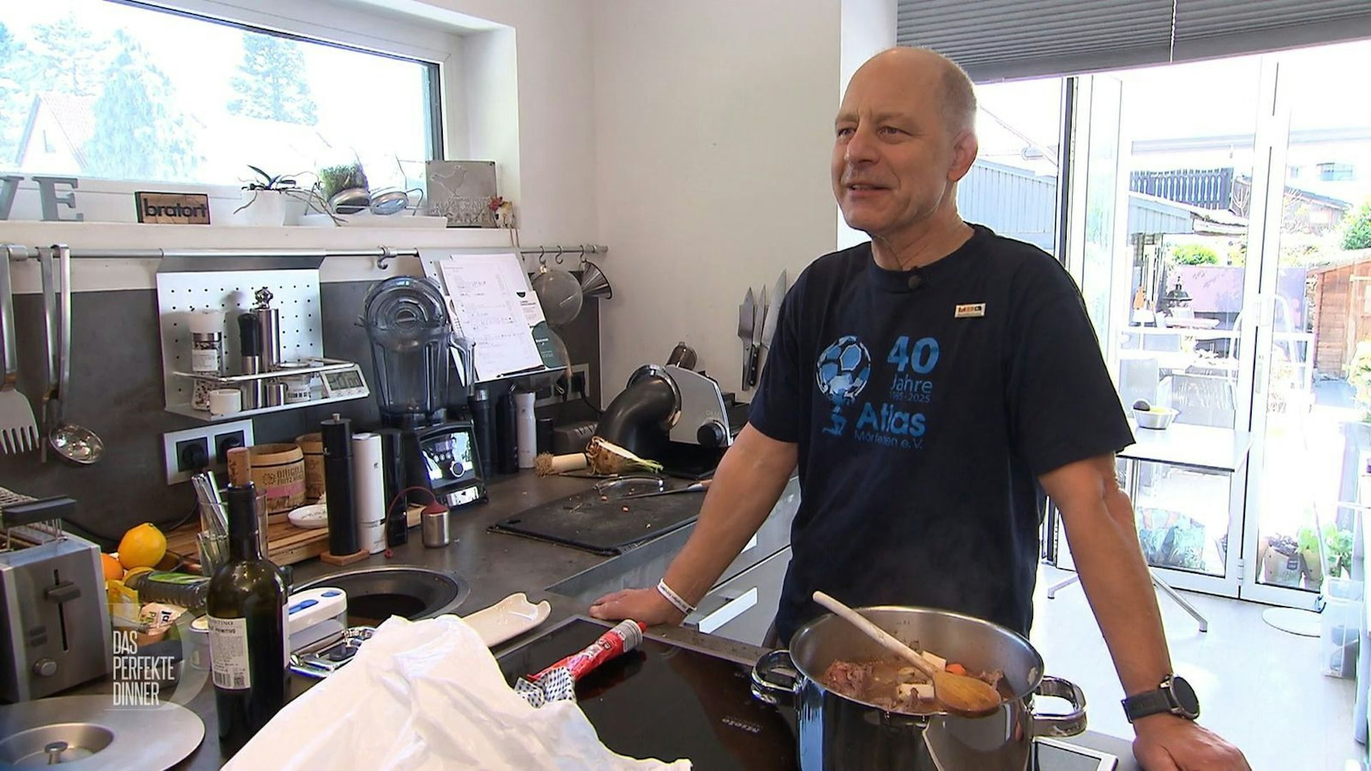 Andi freut sich wahnsinnig, beim Spendenmarathon-“Dinner“ teilnehmen zu dürfen.
(Bild: RTL)