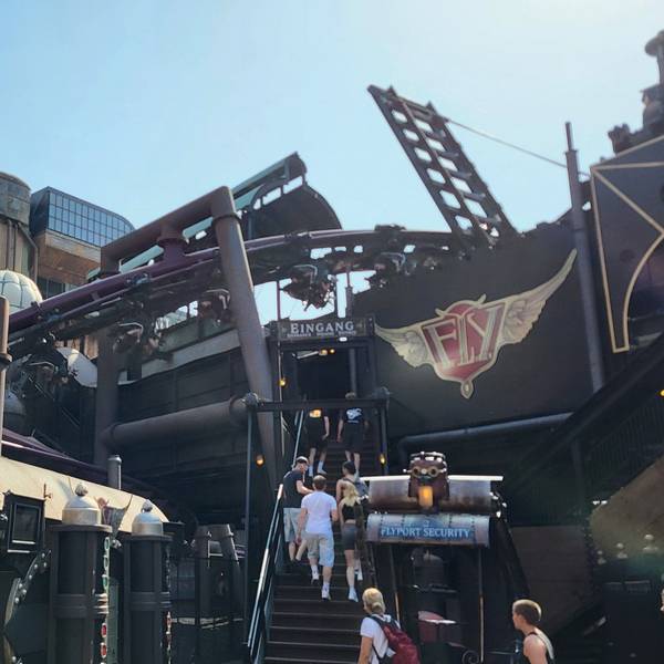Gäste im Phantasialand stehen am Eingang der Attraktion F.L.Y. an.