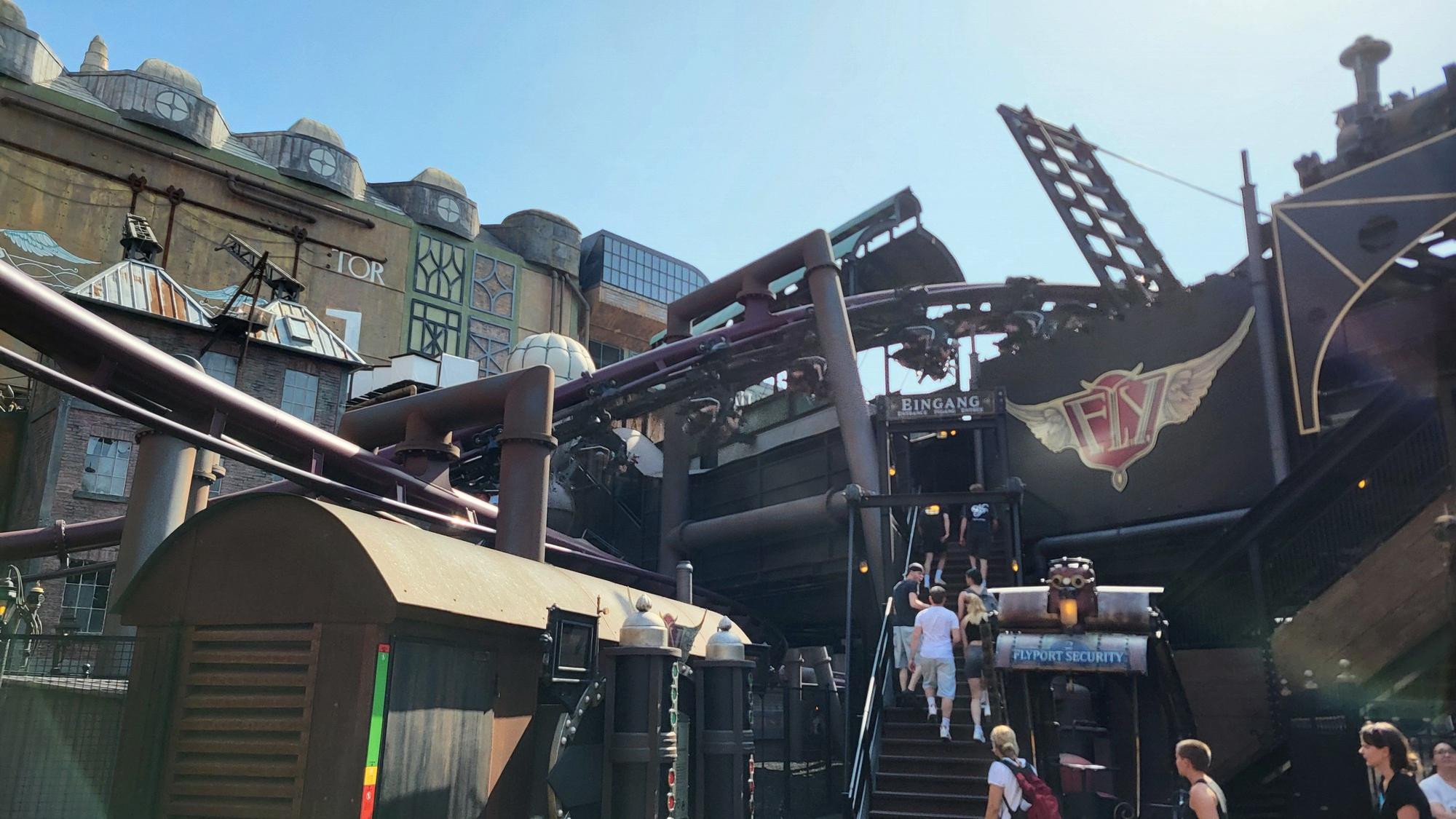 Gäste im Phantasialand stehen am Eingang der Attraktion F.L.Y. an.