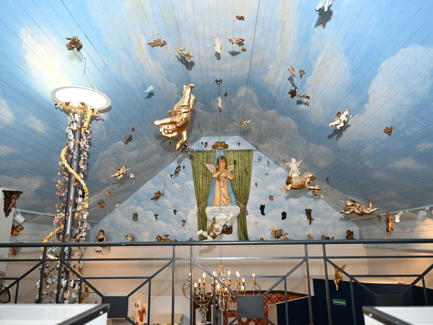 Die himmlische Decke im Engel-Museum, das 3000 Engel zeigt.
