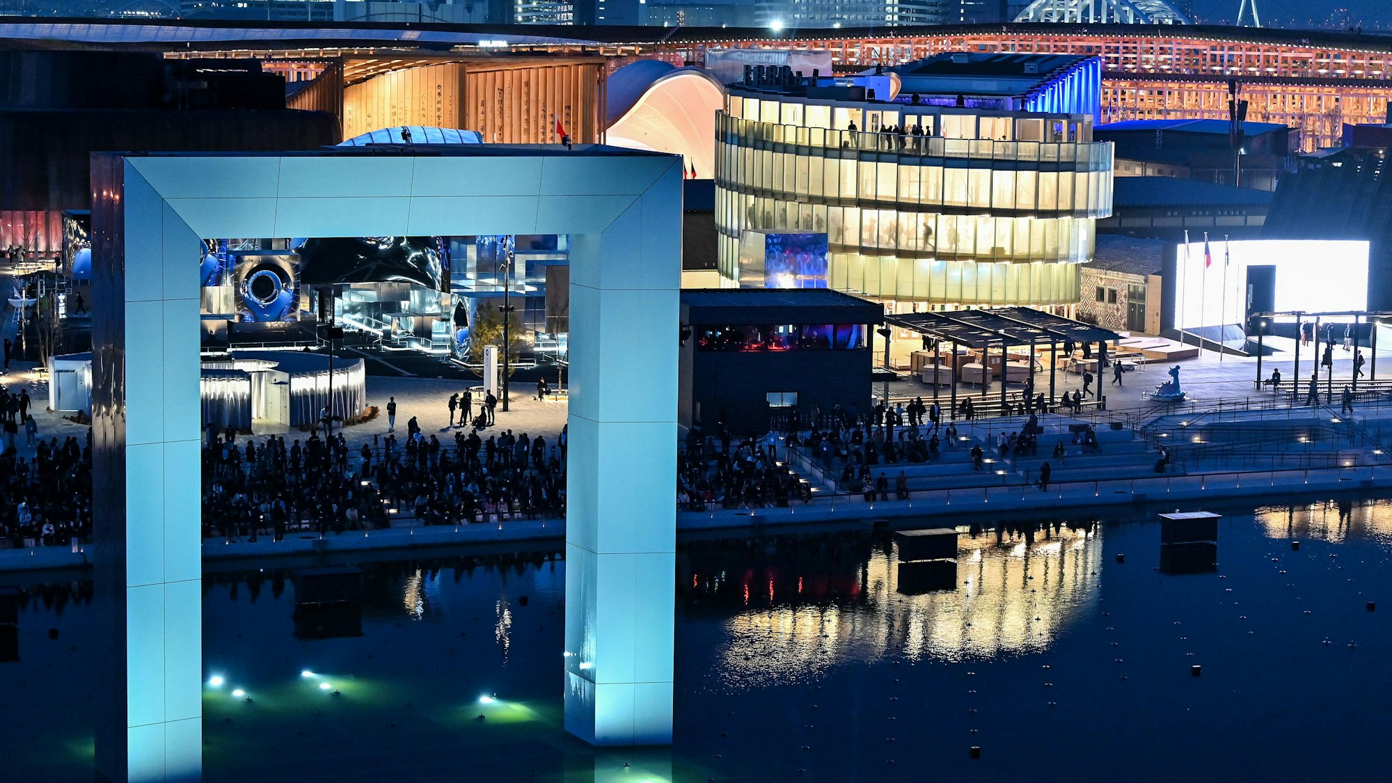 Osaka zählt laut UN-Bericht weiterhin zu den bevölkerungsreichsten Metropolen der Welt – ein Eindruck, den auch die eindrucksvoll beleuchtete Waterfront zur Expo 2025 vermittelt.