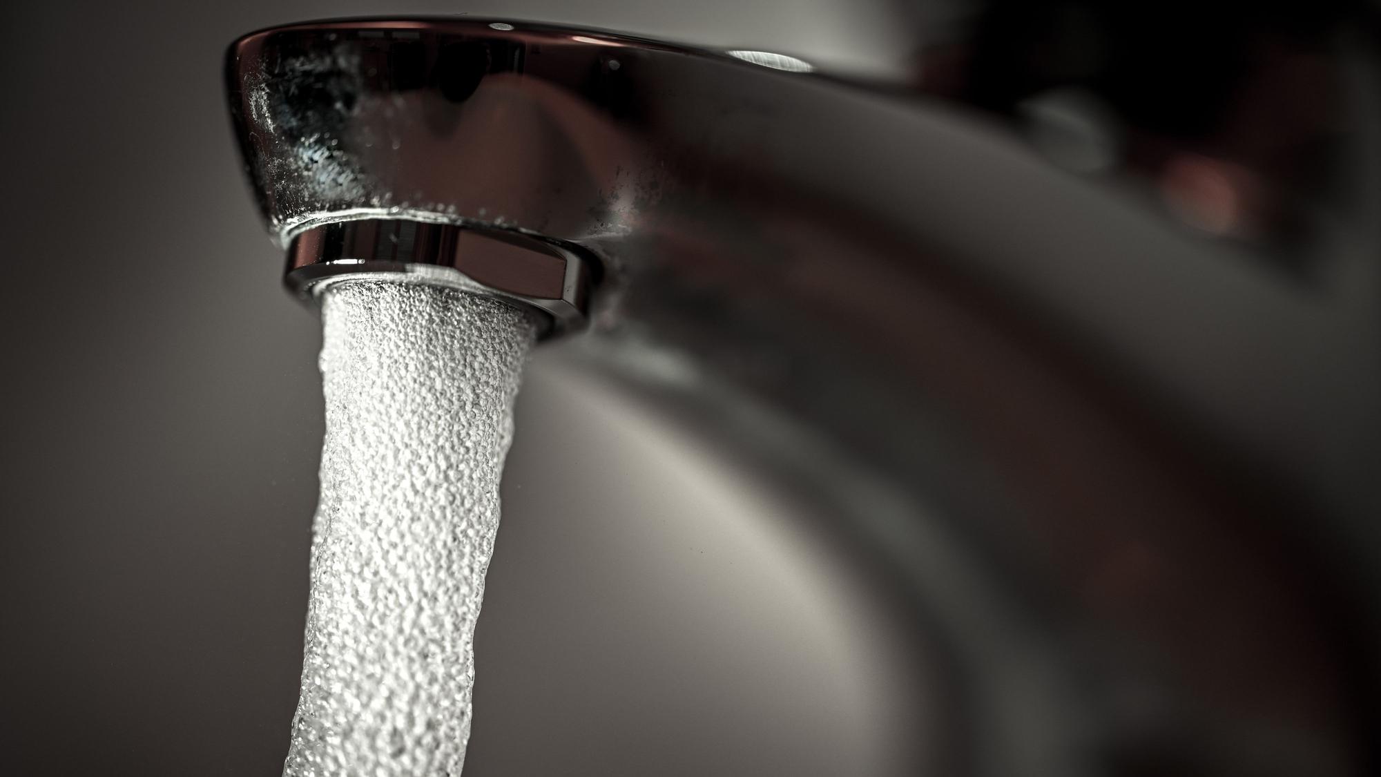Trinkwasser läuft aus einem Wasserhahn.