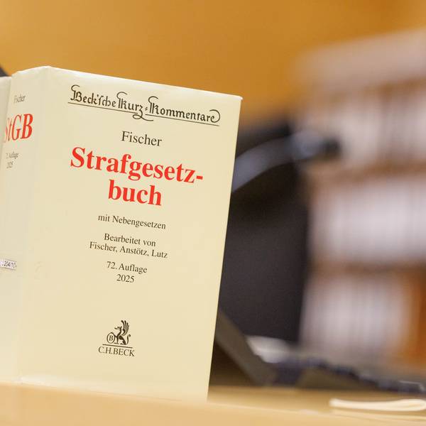 Blick auf eine Ausgabe vom Strafgesetzbuch.