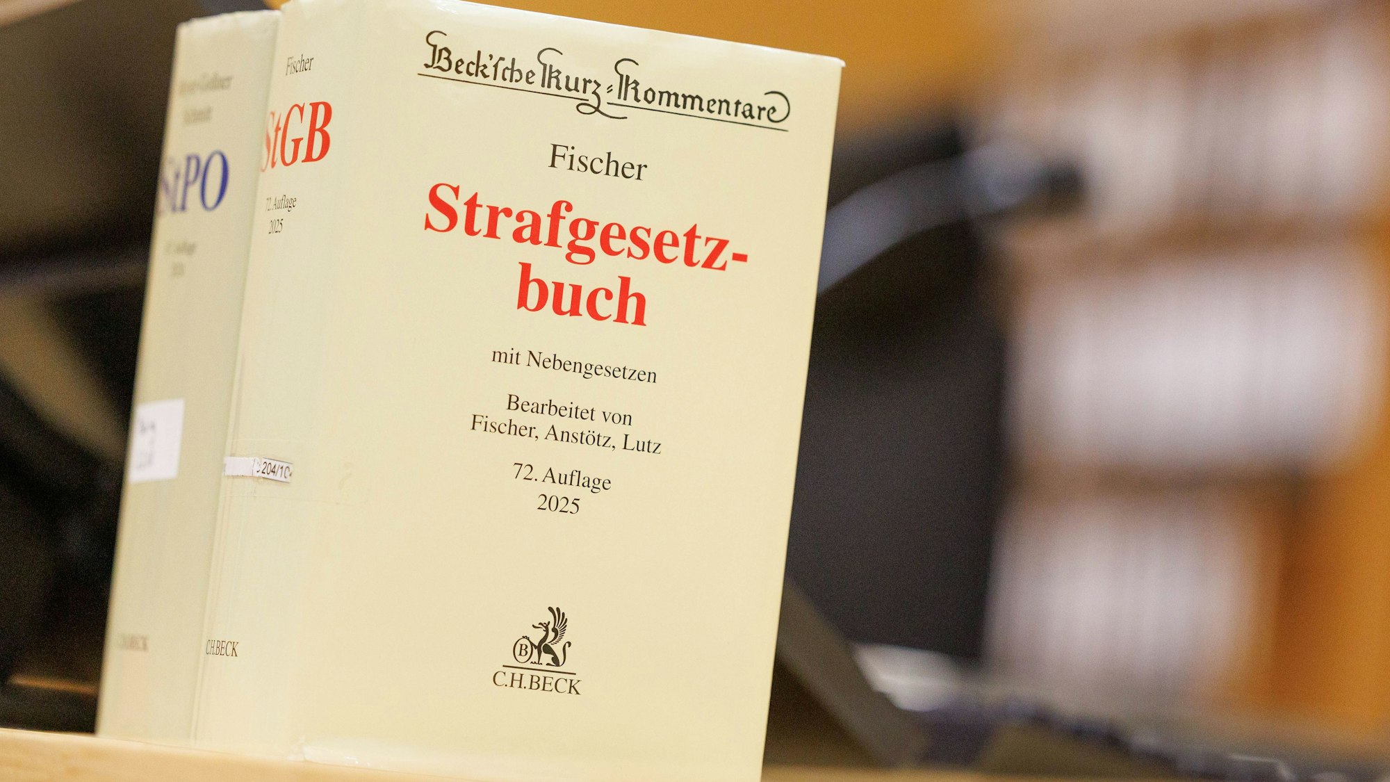 Blick auf eine Ausgabe vom Strafgesetzbuch.