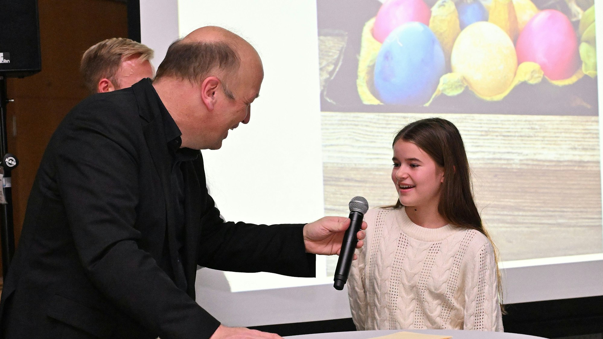 Redaktionsleiter Guido Wagner interviewt Matilda Montwill.