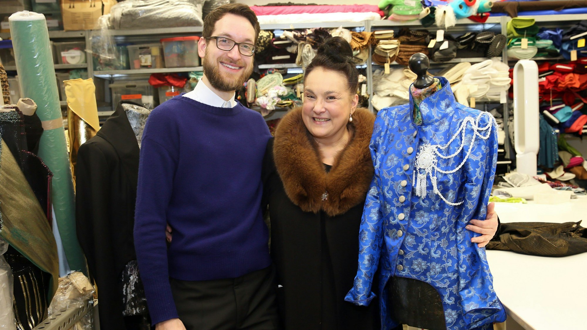 Die Schneiderin Maria Lucas (r.) ist am Freitag, 14. November im Alter von 70 Jahren gestorben. Adoptivsohn Sohn André Lucas führt ihr Geschäft und Lebenswerk in Braunsfeld fort. (Archivfoto)