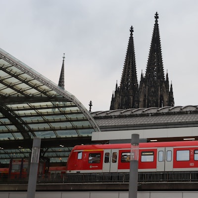 Ein S-Bahn-Zug steht im Kölner Hauptbahnhof. Im Hintergrund ist der Kölner Dom zu sehen.