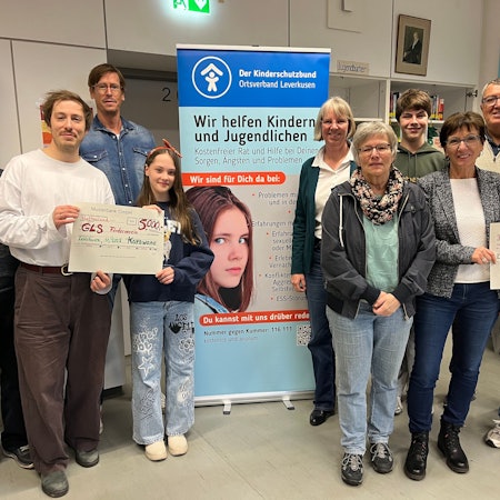 Scheckübergabe an der Gesamtschule Schlebusch.