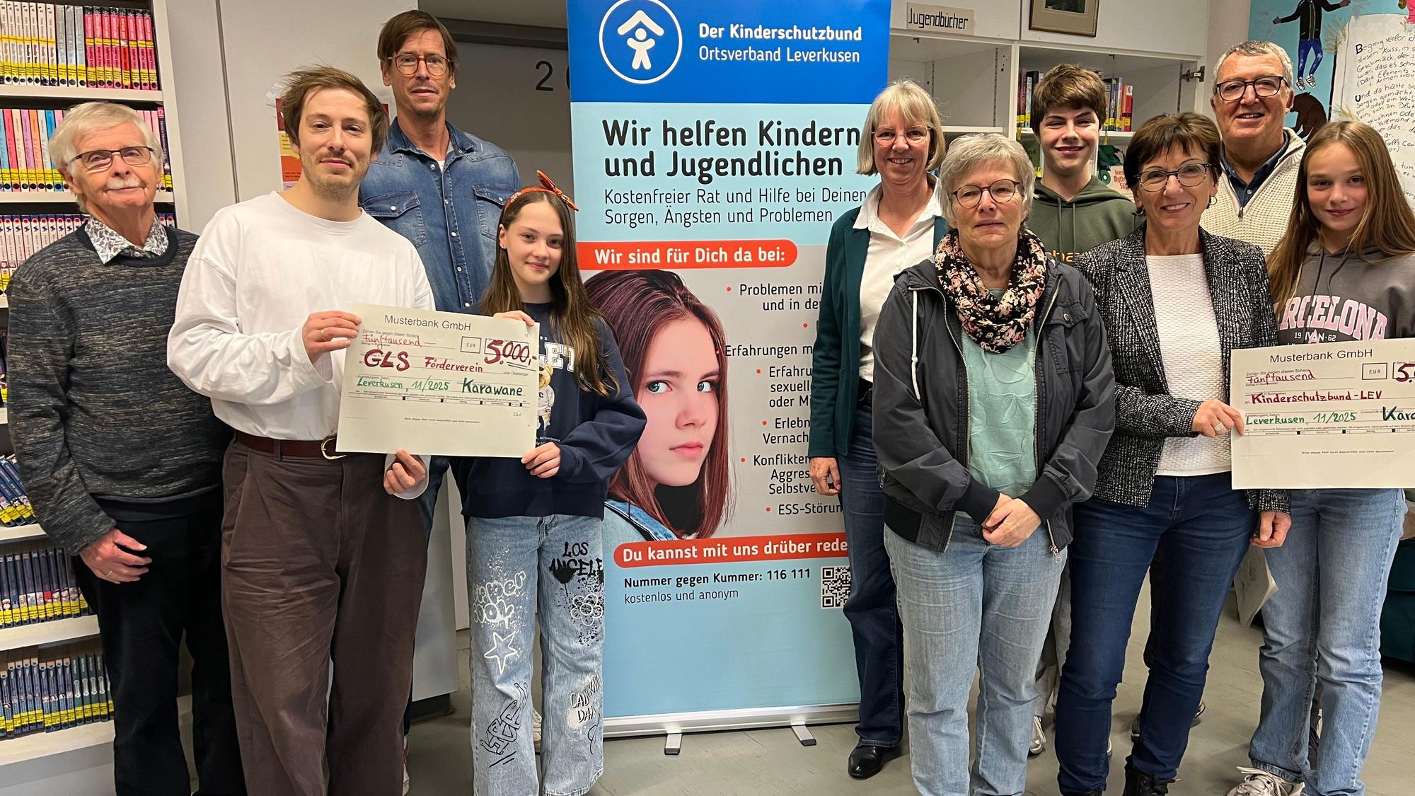 Scheckübergabe an der Gesamtschule Schlebusch.