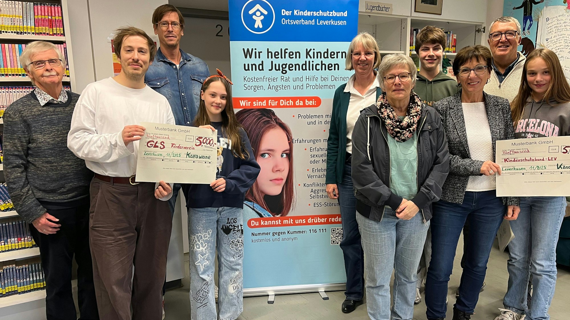 Scheckübergabe an der Gesamtschule Schlebusch.