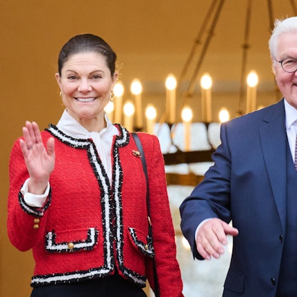 Bundespräsident Frank-Walter Steinmeier (r) empfängt Kronprinzessin Victoria von Schweden (l) im Schloss Bellevue.
