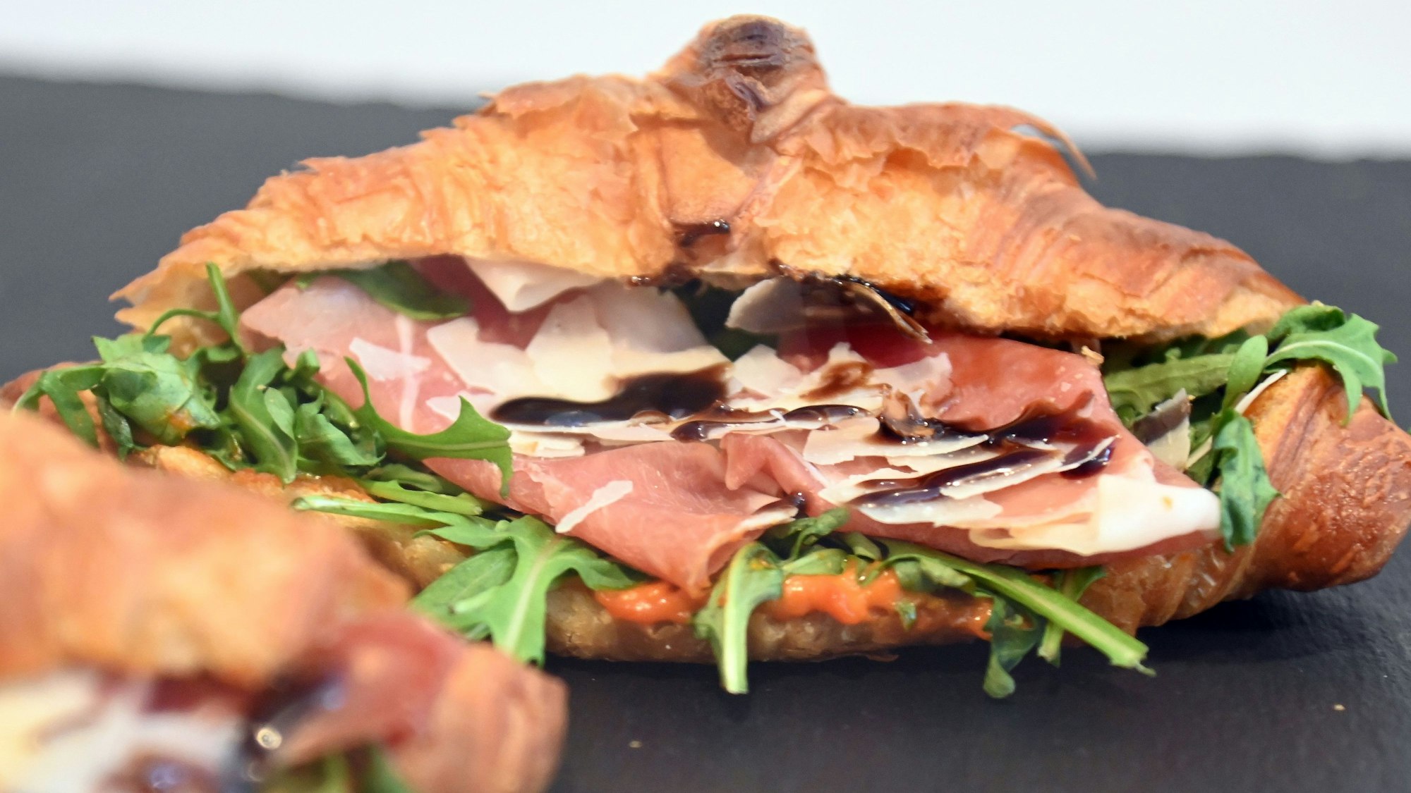 Ein belegtes Croissant bei Madame Croissant in Köln.