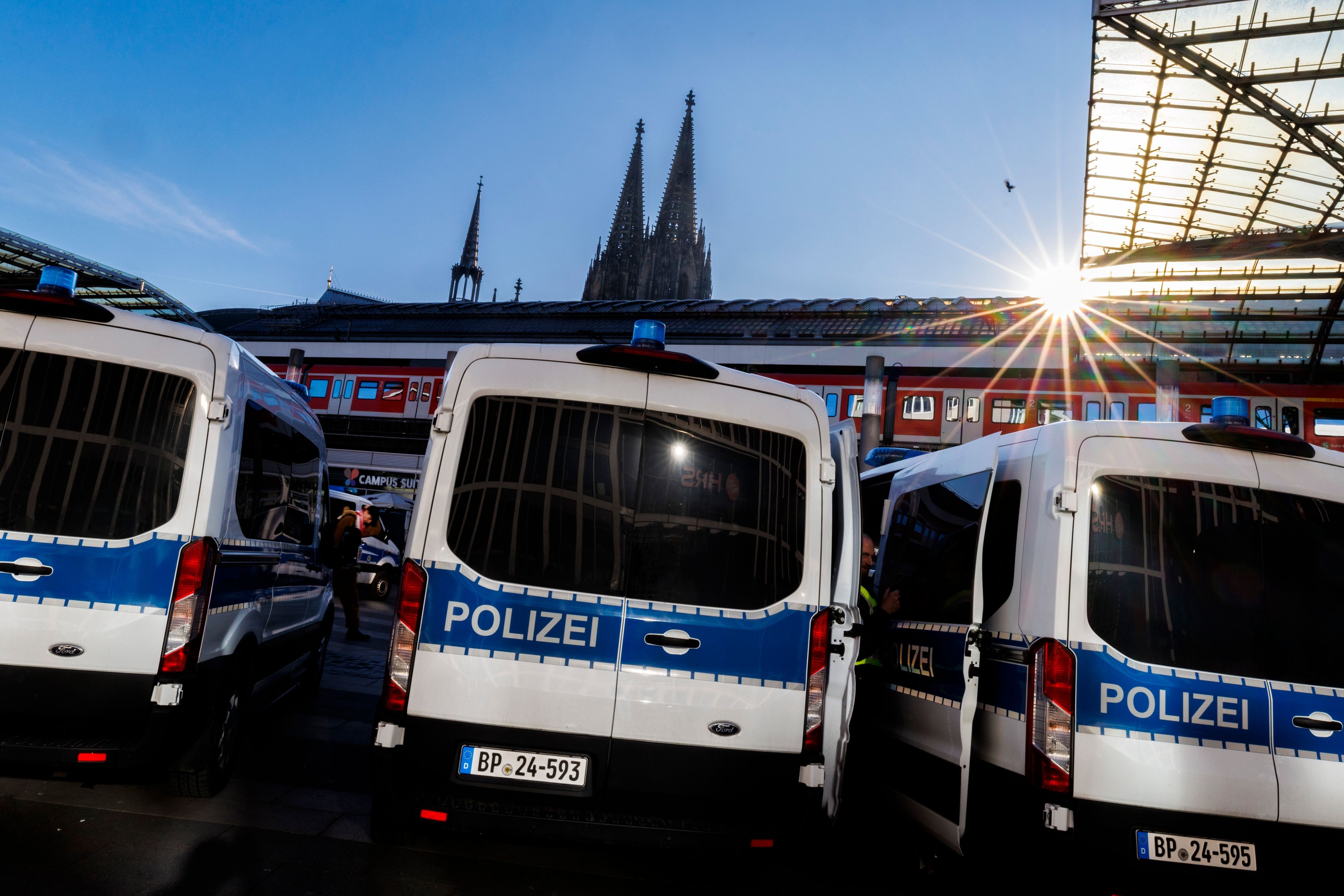 ARCHIV - 03.03.2025, Nordrhein-Westfalen, Köln: Fahrzeuge der Polizei stehen vor dem Hauptbahnhof in Köln. (zu dpa: «Massenschlägerei: Fans von Schalke und Dortmund prügeln sich») Foto: Christoph Reichwein/dpa +++ dpa-Bildfunk +++