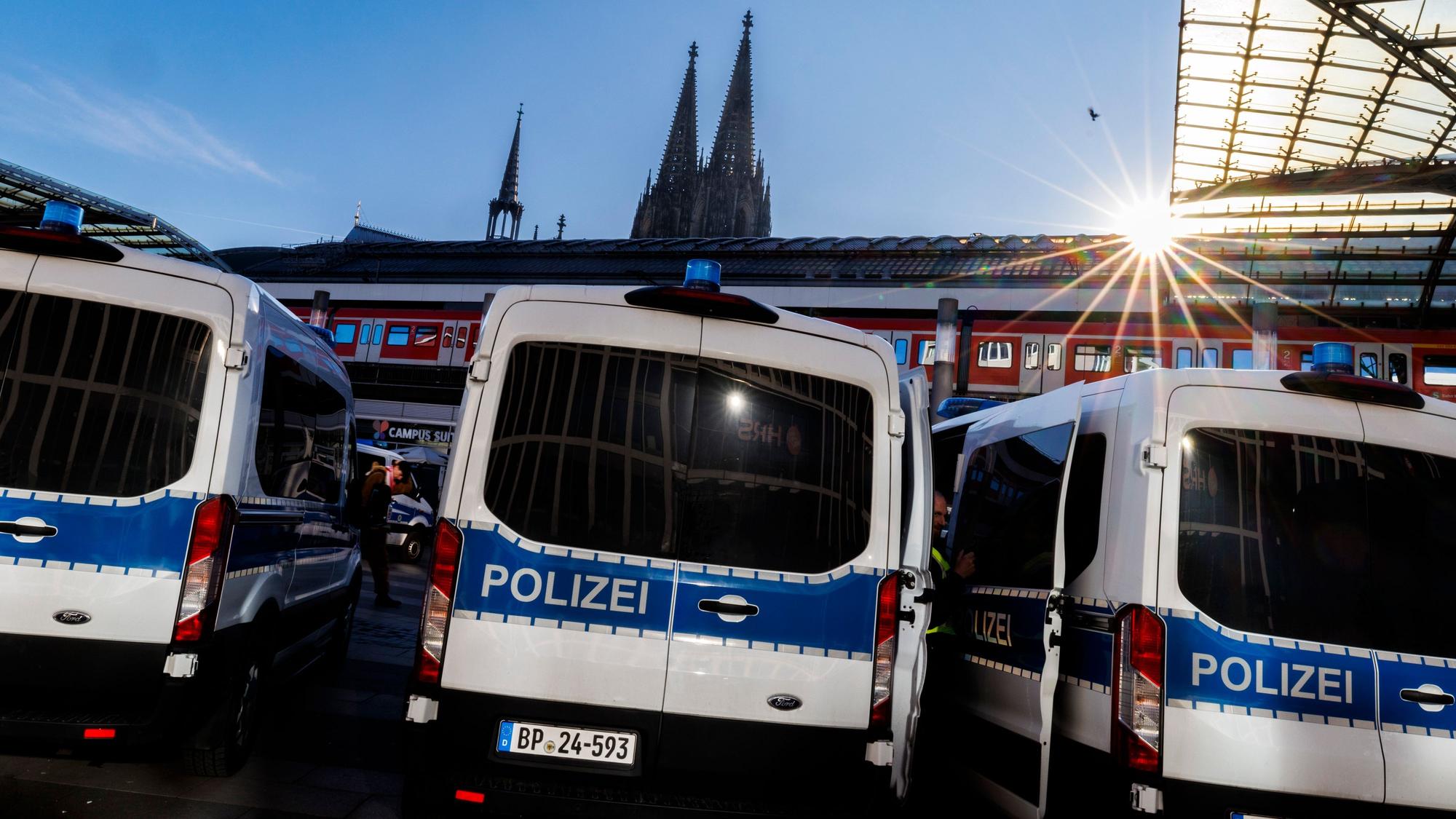 ARCHIV - 03.03.2025, Nordrhein-Westfalen, Köln: Fahrzeuge der Polizei stehen vor dem Hauptbahnhof in Köln. (zu dpa: «Massenschlägerei: Fans von Schalke und Dortmund prügeln sich») Foto: Christoph Reichwein/dpa +++ dpa-Bildfunk +++