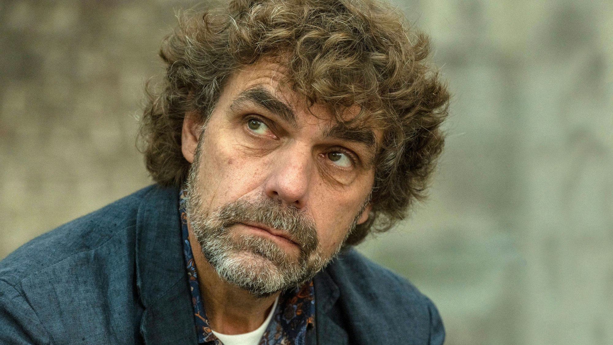 Marc Steinmann schaut in den Himmel.