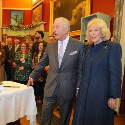 König Charles III. und Königin Camilla bei einem Geburtstagsempfang mit einer Geburtstagstorte.