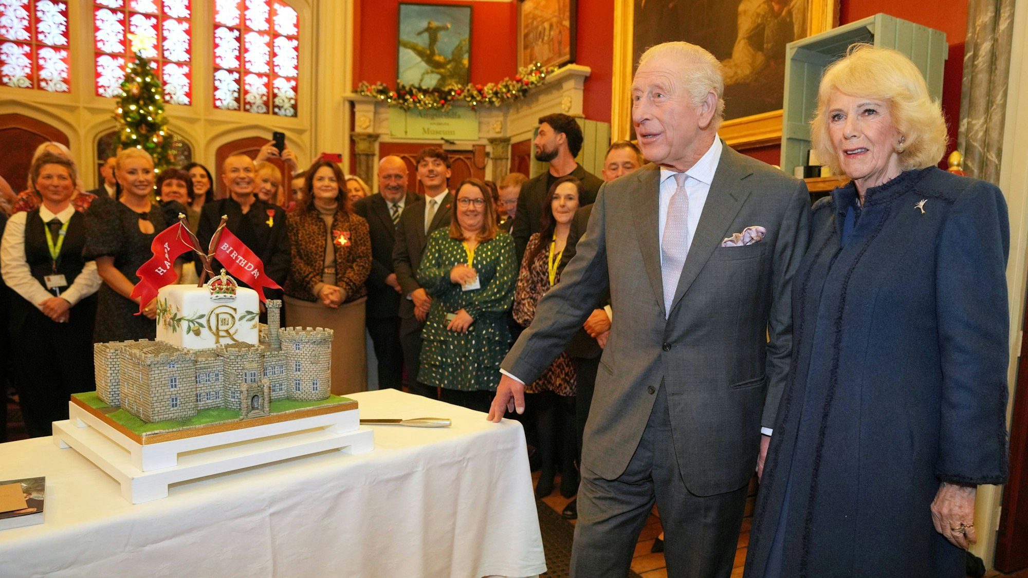 König Charles III. und Königin Camilla bei einem Geburtstagsempfang mit einer Geburtstagstorte.