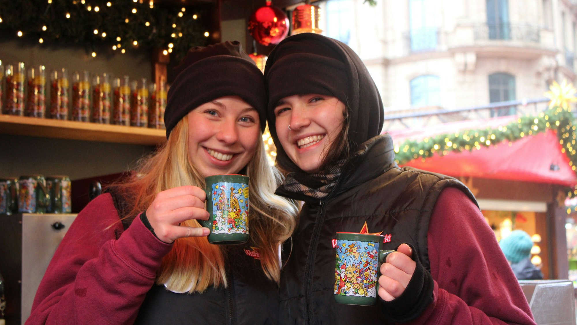 Sicherheit auf dem Weihnachtsmarkt: Sophie Shostak (18) und Marlena pandikow (19) arbeiten an einem Glühweinstand