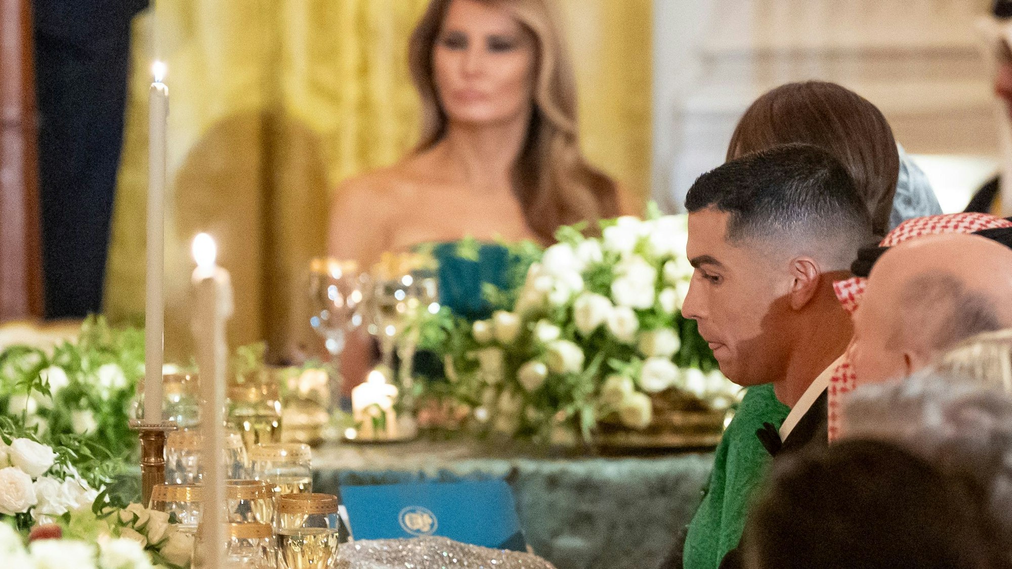 Fußballstar Cristiano Ronaldo (r) bei einer Ansprache von US-Präsident Trump während eines Abendessens für den saudi-arabischen Kronprinzen bin Salman im East Room des Weißen Hauses.