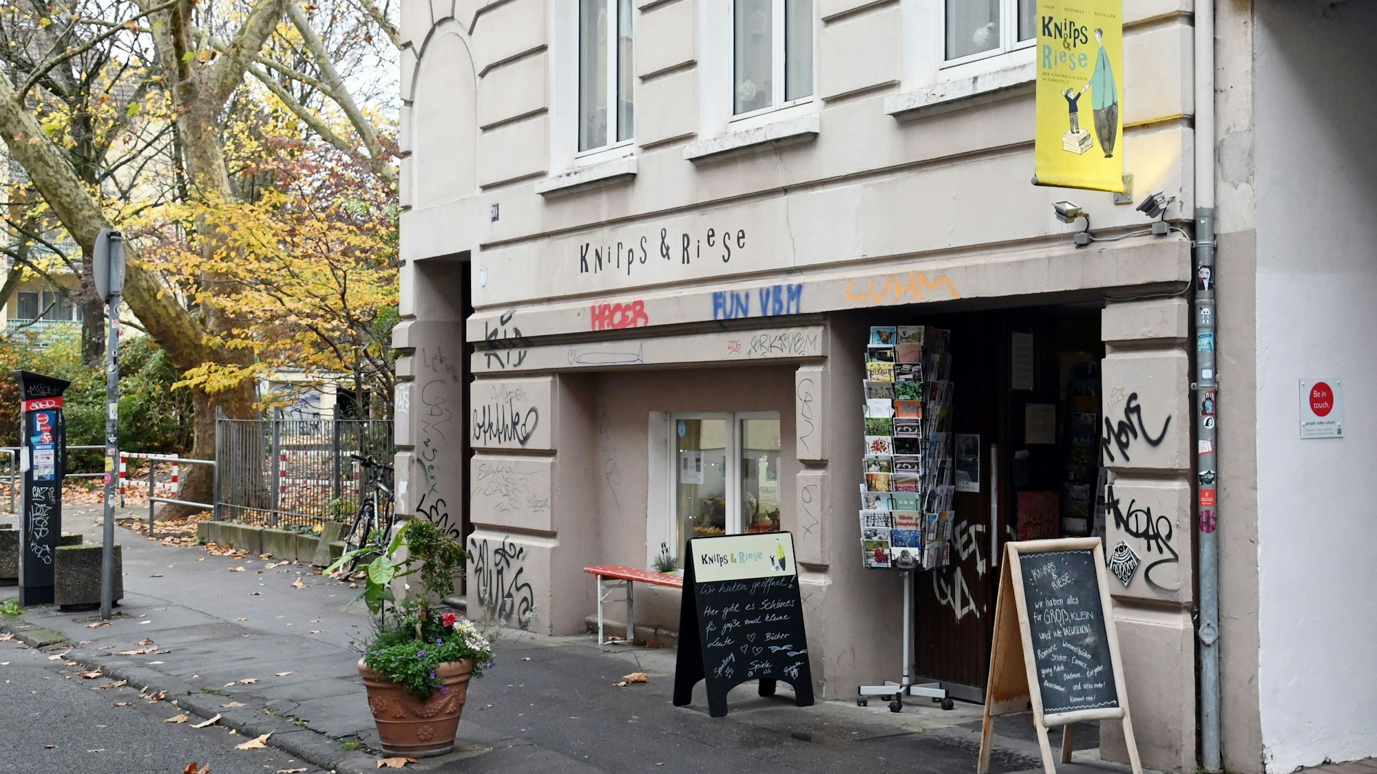 19.11.2025 Köln. Der Kinderbuchladen Knirps & Riese in der Gutenbergstraße. Hier soll eine Kinderleseveranstaltung mit propalästinensischer Veranstalterin aus einem extremistischen Umfeld stattfinden. Dagegen gibt es Protest. Foto: Alexander Schwaiger