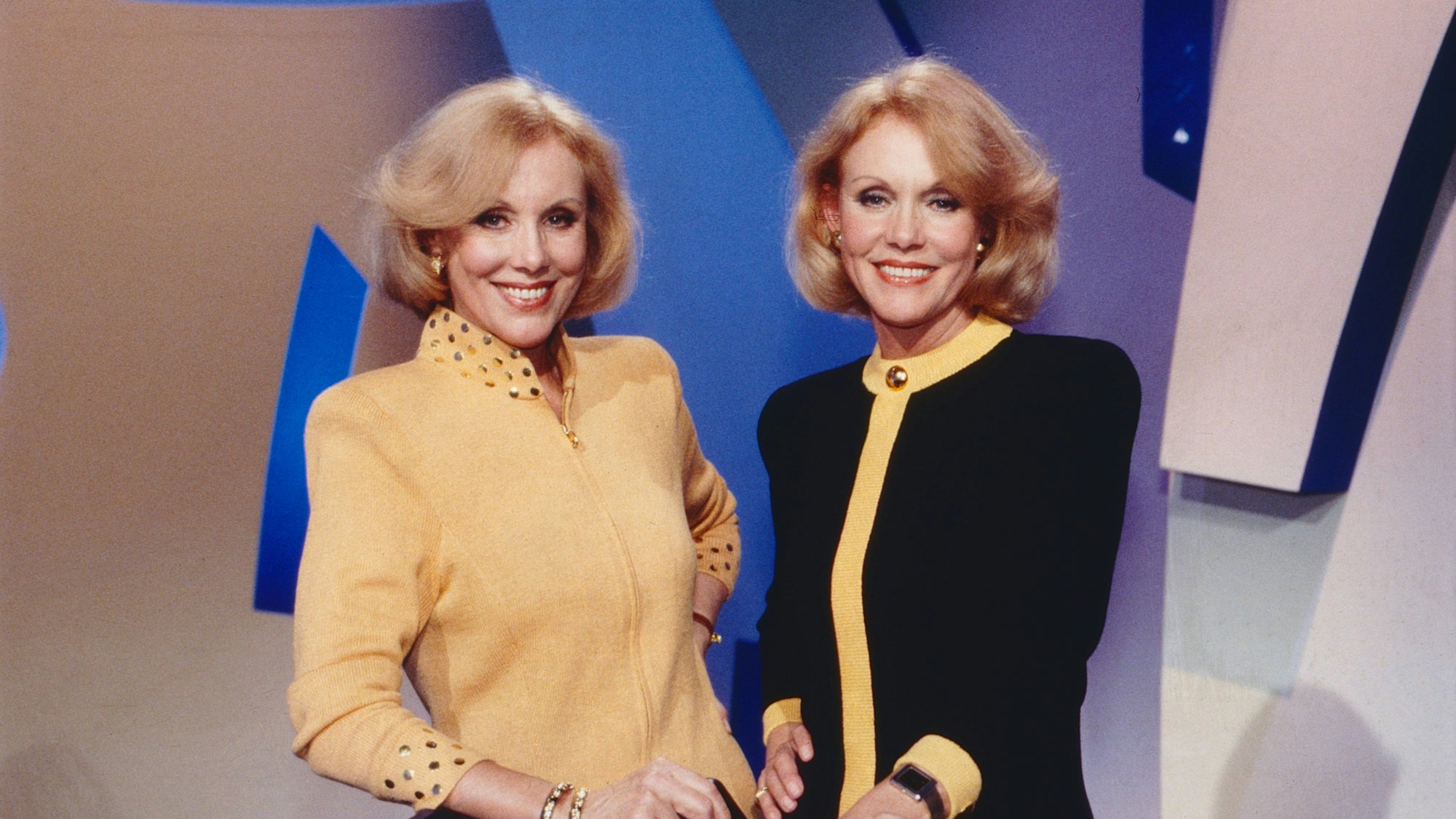 Die Kessler-Zwillinge posieren im TV-Studio.